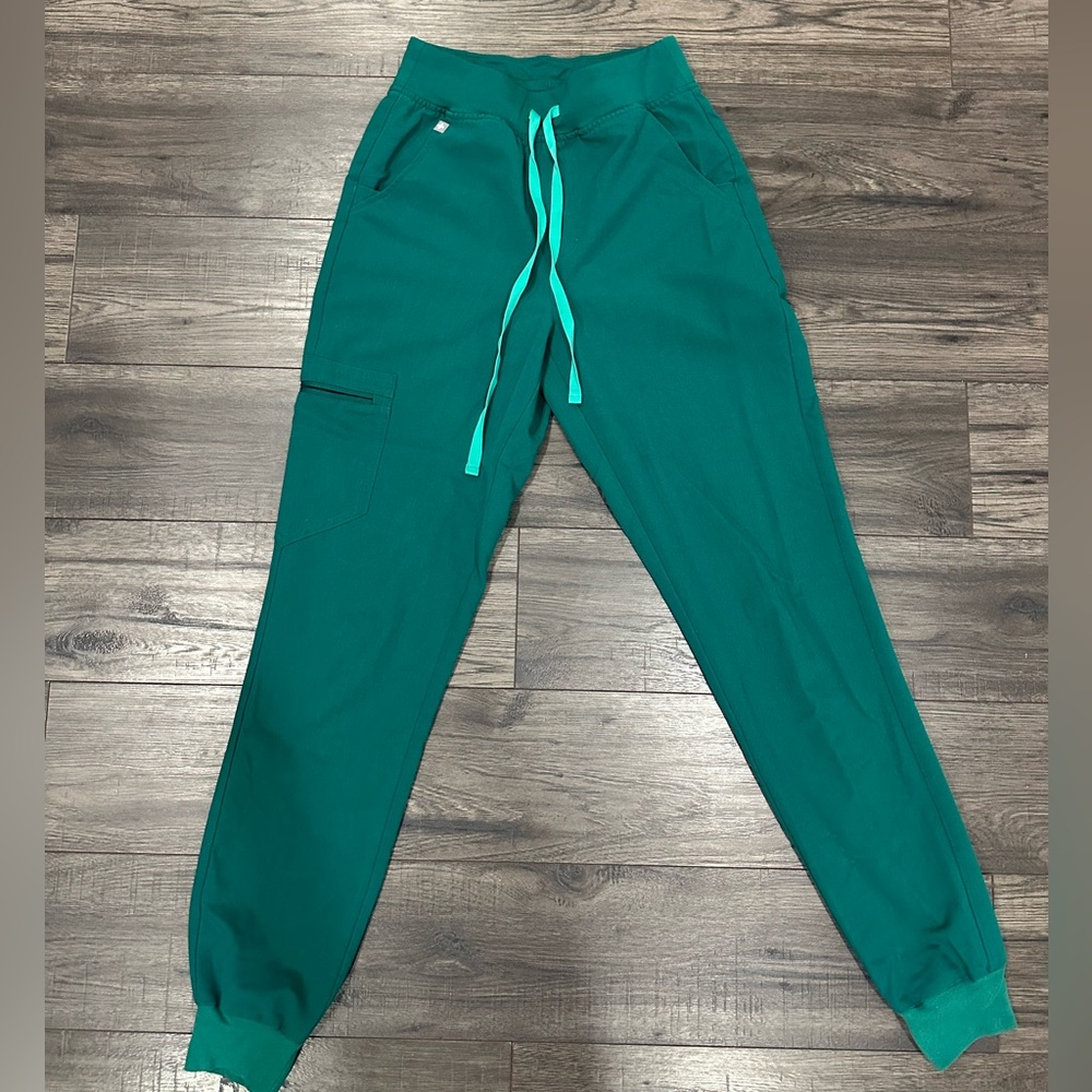 FIGS High Waisted Zamora Jogger Scrub Pants in Hunter Green